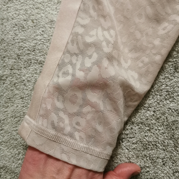 Victoria Secret Performance Lace Mesh Crop and Legging Set - Picture 5 of 9